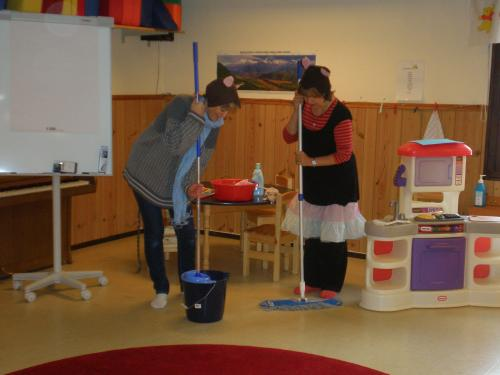 Aktiviteter som har genomförts för att uppnå målet: Vi spelade teater för barnen där Pim och Pam får ett brev av sin mamma. I brevet finns det en lista på vad de ska göra.