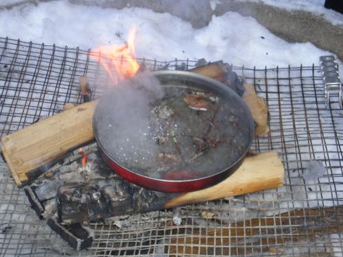 Vi smälter snö till vatten och sedan fryser vatten till is.