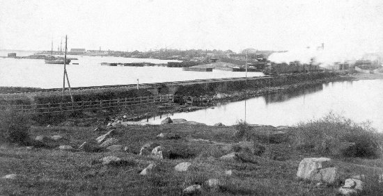 De första sträckorna som öppnads för järnvägstrafik i Sverige brukar man räkna sträckan mellan Göteborg och Jonsered och sträckan Malmö och Lund som öppnades den 1 december 1856.