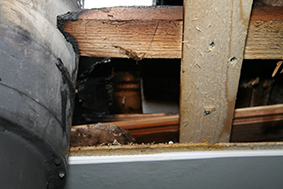 Brandutredning Brand i villa orsakad av felinstallation Hela utrymmet runt skorstenen i bjälklaget var fyllt med isolering vilket bidrog till värmeuppbyggnad i bjälklaget.
