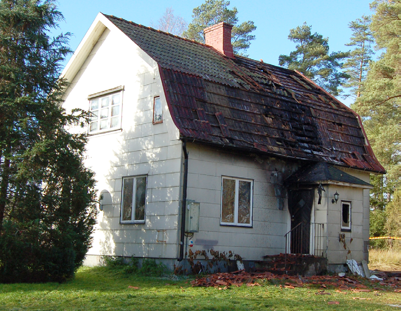 Brandutredning Brand i villa - förlopp, insats och slutsats Branden inträffade i en 1½-plans 40-tals villa. Villan är uppförd med regelstomme av trä med ytskikt på träfiberskivor.