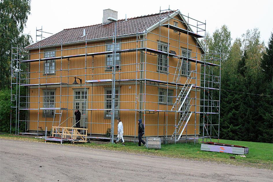 2011-06-29. Östra fasaden. Takpannorna har rengjorts, men beslut fattades om omläggning eftersom pannorna var i dåligt skick.