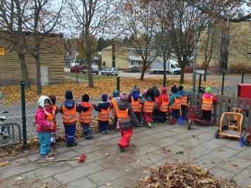 Igår tände vi barnens ljuslyktor som de gjort, och några har tagit med sig sin hem. Kalender: På måndag kommer 3 pedagoger från förskolan Smulan på studiebesök hos oss på förmiddagen.