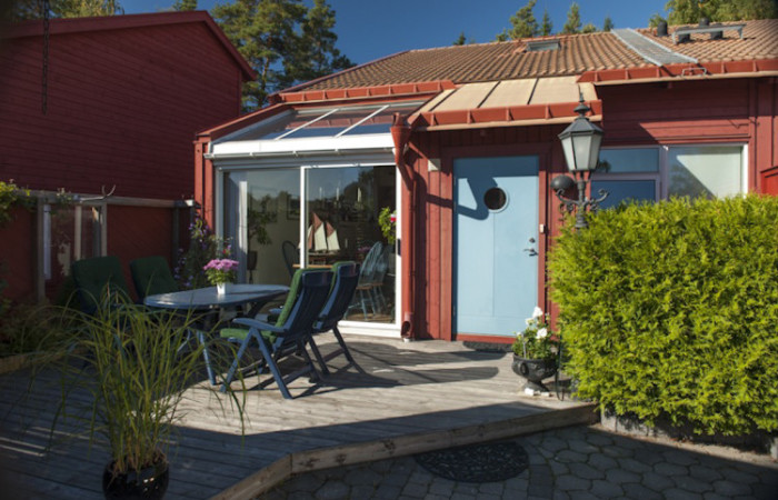 Trevliga grannar. Insynsskyddat läge då huset ligger en bit från gatan. Området är barnvänligt med närhet till skolor och dagis.