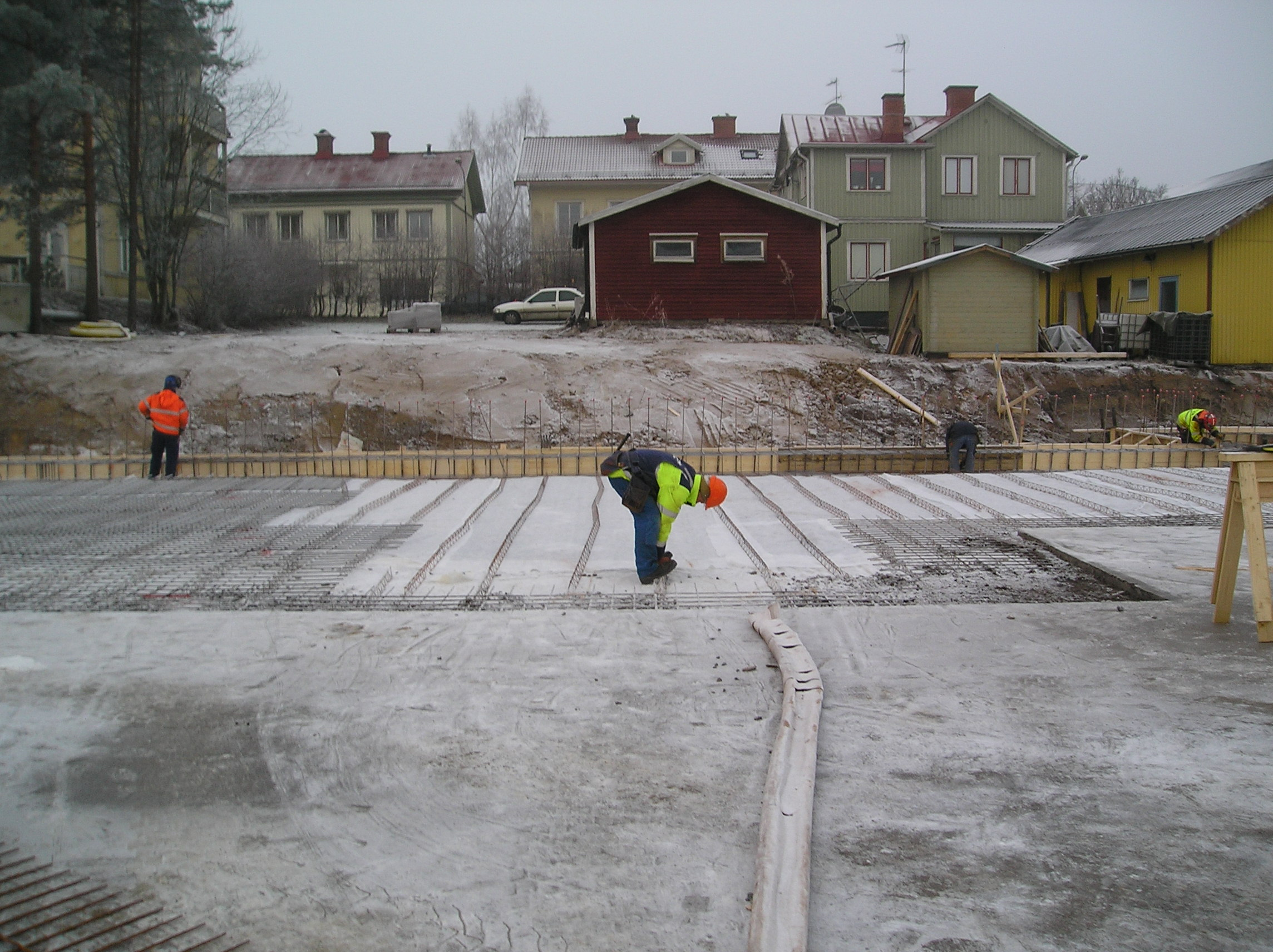 5.5 Arbetsmiljö Skillnaden på arbetsmiljö när man väljer att armera en platta med fiberbetong istället för vanlig traditionell nätarmering är att en stor del av armeringsarbetet försvinner.