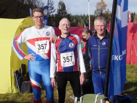 Vision blev verklighet, Skogsluffarna hade två lag med i årets 25 manna! Karin Fuhr-Lindqvist, Anna Rosnäs, Åsa Ljusenius och Tommy Ljusenius radar upp sig för fotogran. I tältöppningen Brittis.