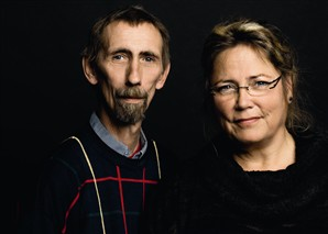 Lotte och Søren Hammer Svinen Författare: Lotte och Søren Hammer Oversättare: Lars Ahlström Original titel: Svinehunde Inbunden ISBN 9789170282423 <p>en tidig morgon gör två barn ett fruktansvärt