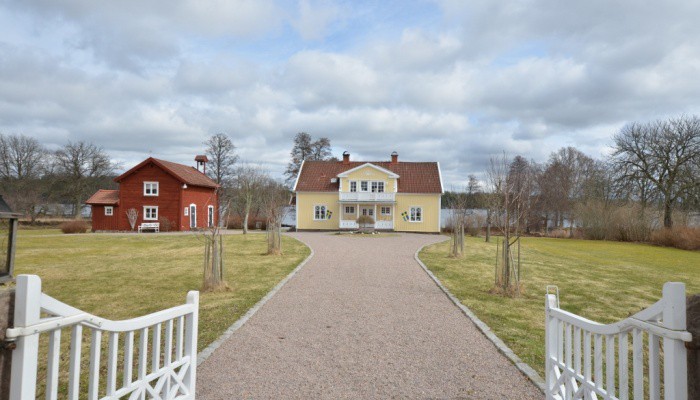 Län Kronoberg Gatuadress Kommun Växjö Storlek 9 rum (6 sovrum) / 250 m² Område " Södra Åredasjöns västra strand Tillträde tidigast Enligt överenskommelse Att leva i Gummatorp är vackert, vilsamt och