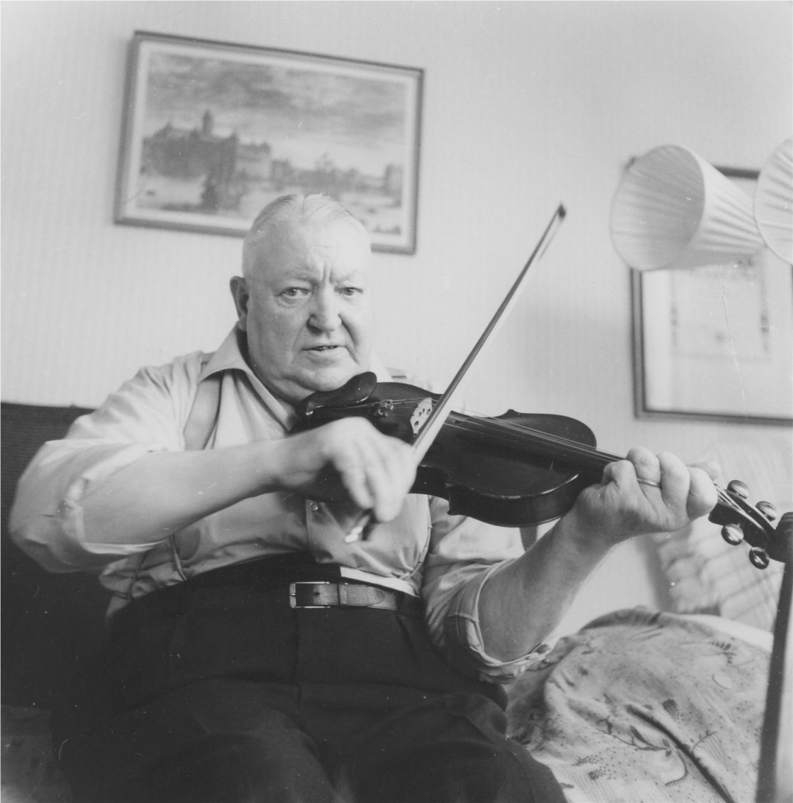 Sören Olsson, Strängnäs (f. 1941) har ett ålderdomligt kompsätt simel i tradition efter sin far och andra släktingar i Sunne socken, Jämtland.