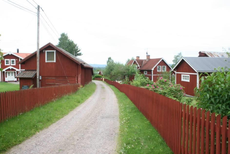 Den smala byvägen genom Stubbersbo är alltjämt grustäckt och kantas av både byggnader och staket. Till skillnad från Bispbergs äldre bostadshus är husen i Stubbersbo placerade längre in på tomterna.