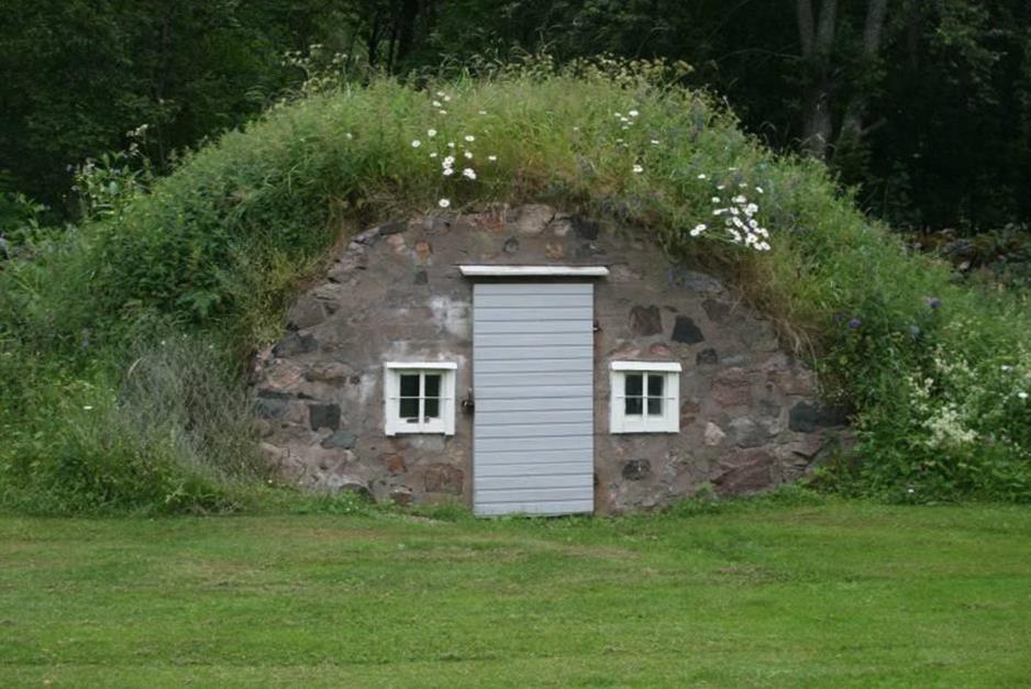 JORDKÄLLARE Förr fanns det jordkällare vid så gott som alla gårdar och torp. På vintern skyddade källarens tjocka väggar råvarorna mot frosten och på sommaren mot värmen.