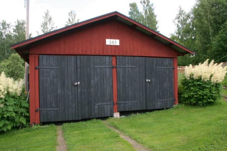 Garageportar När garagen började dyka upp på landsbygdens gårdar följde de den gängse utformningen av uthus och förråd.