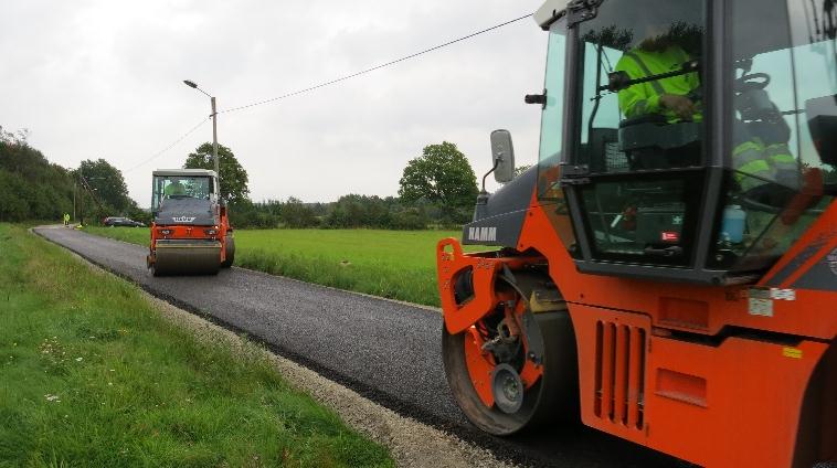 På försökssträckan lades 60 mm kall AG med 4,8 % emulsin baserat på 160/220 sm basbindemedel ch med en restbitumenhalt på ca 3 %. Asfaltmassan benämns Base 22 i prjektet.