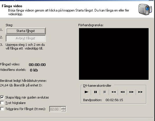Redigera i Moviemaker Instruktioner steg för steg 1. När kameraarbetet är avklarat är det dags att importera ditt bildmaterial till datorn. Koppla kameran till datorn.