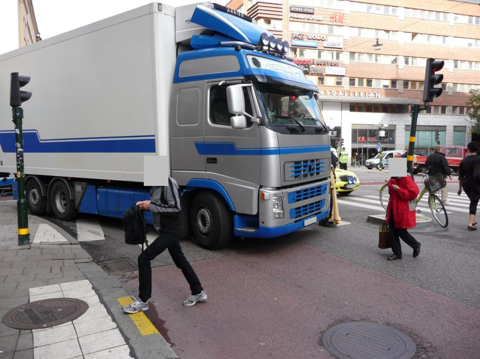 Lastbilens stopp position efter olyckan7 Räddningsinsatsen 2010-09-14 klockan 09:46:27 mottar SOS Alarm samtal om trafikolycka mellan lastbil och cyklist i korsningen Sankt Eriksgatan/Flemminggatan.