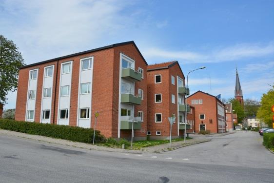 Byggnaderna 6 Två sammankopplade bostadshus tillhörde brandstationen 1957. I dessa fanns från början logement och lägenheter för manskap och befäl. Man bodde hemma med larmklockor i bostaden.