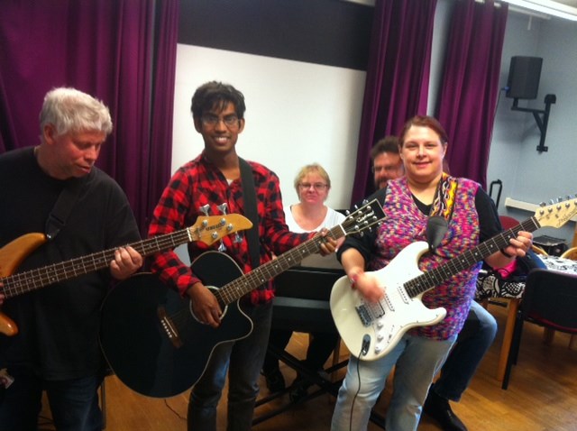 alla som vill syssla med kultur. Vi erbjuder medlemmar att spela tillsammans. Spela gitarr med Lena och Simon Ellbas med Jonas, keyboard med Kristin och Frank. Dansa med Sofie och trolla med Mattias.