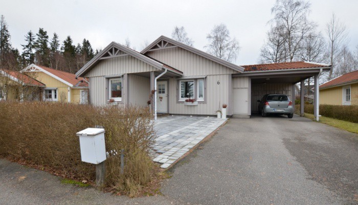 Län Kronoberg Gatuadress Kommun Ljungby Storlek 4 rum (3 sovrum) / 96 m² Tillträde tidigast Enligt överenskommelse " Jag var ute efter ett lättskött och billigt boende för mig och mina