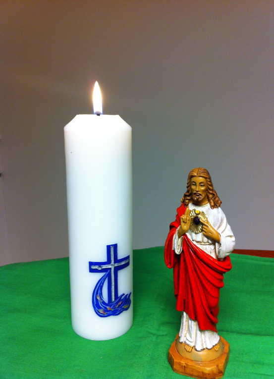 Ta med En duk (gärna i den liturgiska färgen röd), ett ljus (ert Kristusljus ) ett krucifix, en staty/ikon/bild på Kristus.