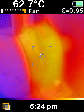 Utföra mätningar Visual IR Thermometer Utföra mätningar Temperaturmätningen av mittområdet visas upptill på skärmen. Emissivitetsinställningen visas också upptill på skärmen.