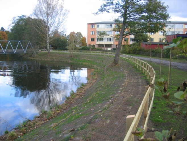 Kommunen har under åren lagt ut många erosionsskydd särskilt utefter Säveån i Lerums centrala delar.