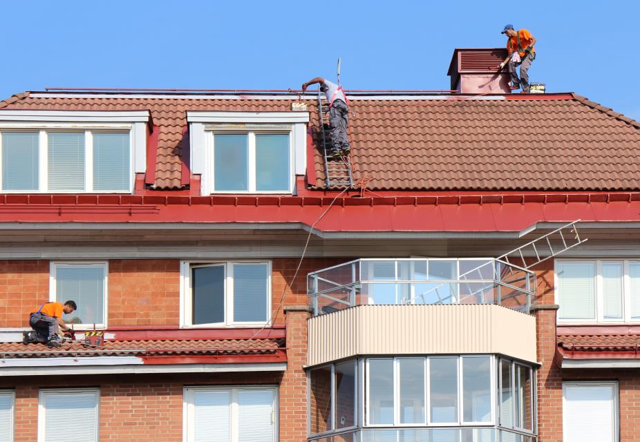 Sydamerikaner goda målare med balanssinne Ursprungligen skulle arbetet utföras i flera etapper i år med början med två hus.