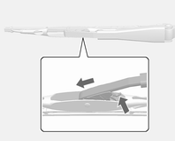 152 Bilvård Byta torkarblad Byte av bakrutetorkarblad 2. Lyft upp torkarbladet. Lyft torkararmen tills den stannar kvar i lyft läge, tryck på knappen för att lossa torkarbladet och ta sedan bort det.