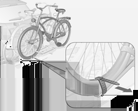 58 Förvaring 4. För remmen som sitter på adaptern under spaken så att cykelhållaren kan fällas tillbaka. Sätt fast remmen.