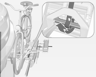 Förvaring 59 6. Sätt också fast båda cykelhjulen på den tredje cykeln mot hjulhållarna med spännbanden.