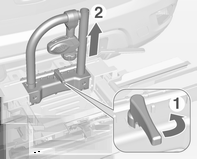 60 Förvaring 2. Lossa remmen. Isärtagning av cykelhållaren 3. Vrid spaken (1) framåt och håll kvar. 4. Lyft adaptern (2) baktill och ta bort den.