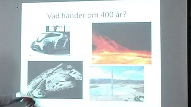 Våra bilar och andra fordon drivs med diesel, bensin, gas, etanol eller el. Värmen i våra hus får vi genom kol, ved, olja, gas, vindkraftsverk, kärnkraftverk, bergvärme och solenergi.