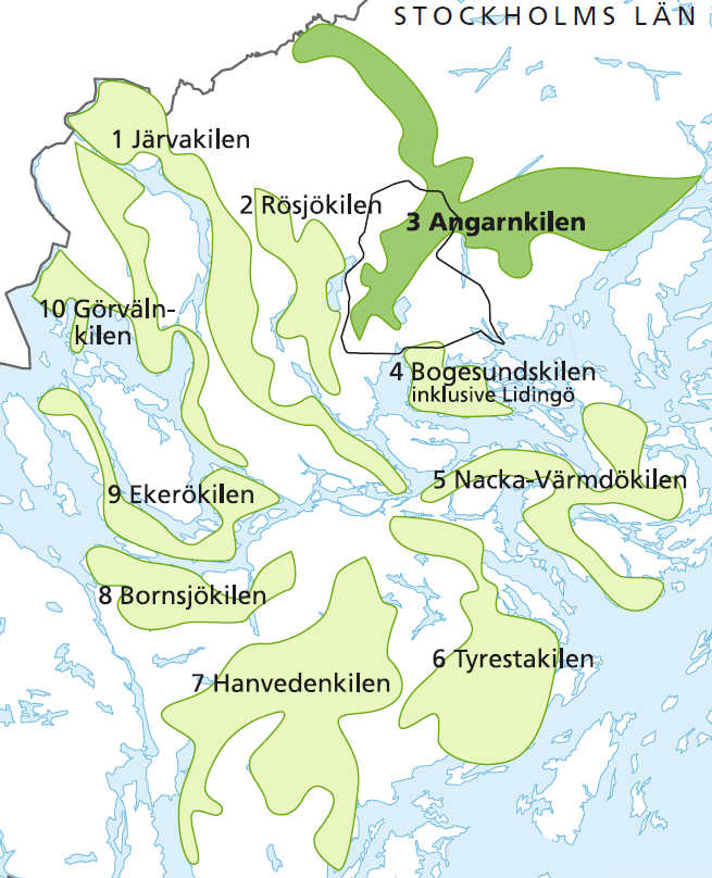 fortfarande åker. Gläntor och diken i den björkdominerade lövskogen i kärrområdet visar tydligt på markhistoriken.