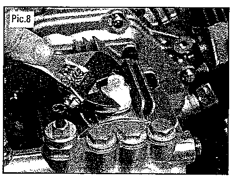 När axeln är monterad så dra åt bulten på stödröret. (Bild 6) Montera ett hjul på axeln med låsmutter. Upprepa proceduren för de andra hjulet.