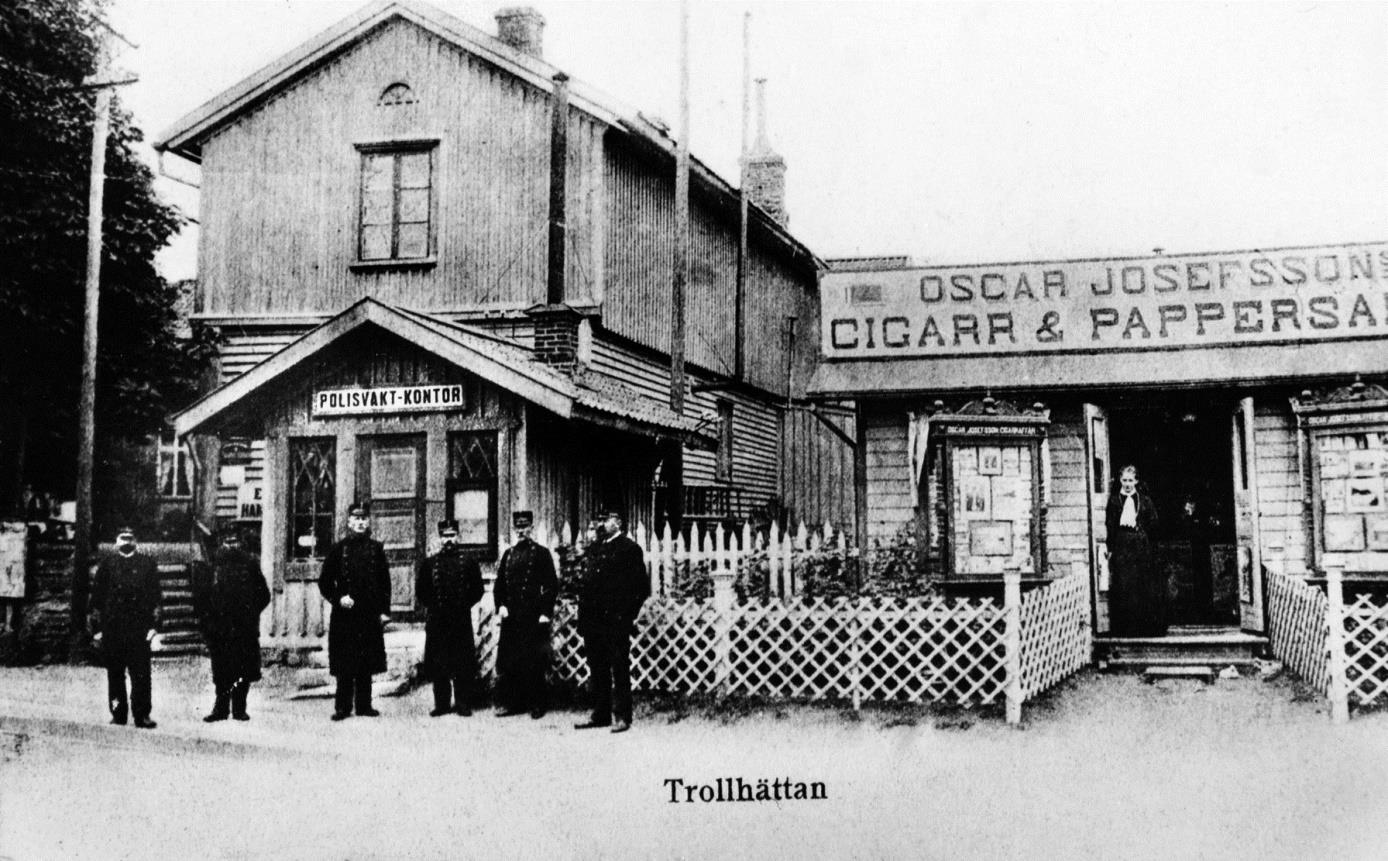 Till höger ses en av stadens första tobaksaffärer, Oscar Josefssons Cigarr- och Pappershandel, som i början av