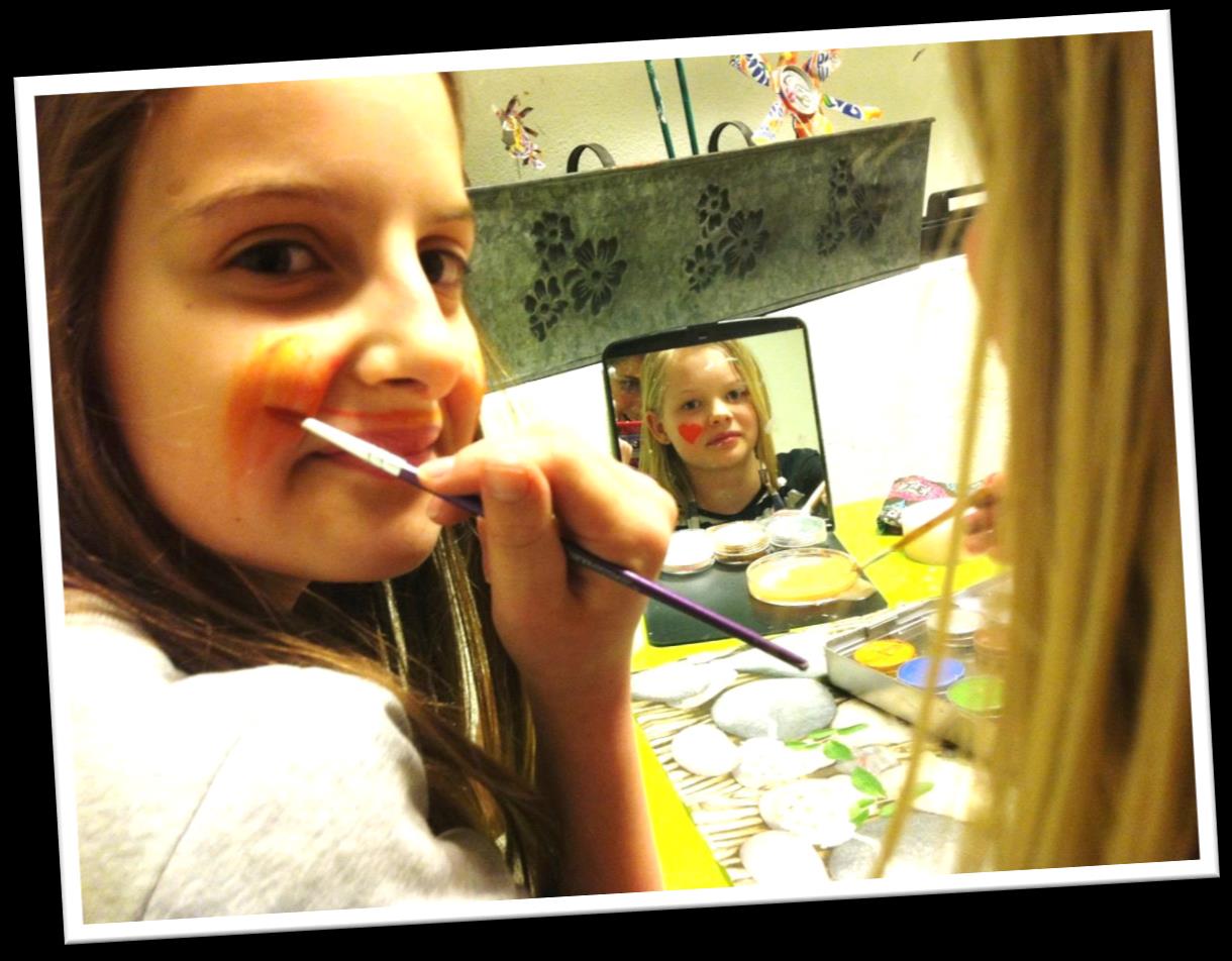 En bild från Skapande, där Stella och Helena experimenterar med vår ansiktsfärg Bara fantasin sätter gränser!