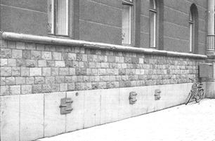 Bild 7. Stenen fungerade som en integrerad del i byggnadens stomme. Bild till vänster: Stenhandboken häfte: Fasader s.4. Bild till höger: Stenhandboken häfte: Restaurering s.