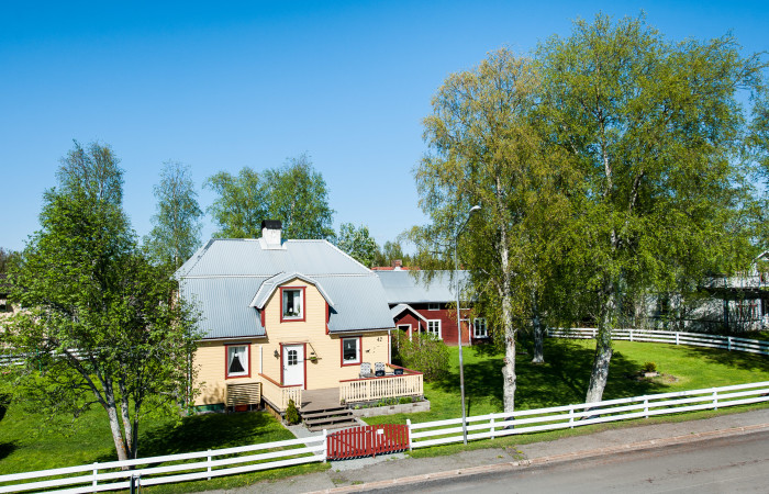 med närhet till skog, mataffär, badplats, bra fiskevatten, elljusspår och skoterled.