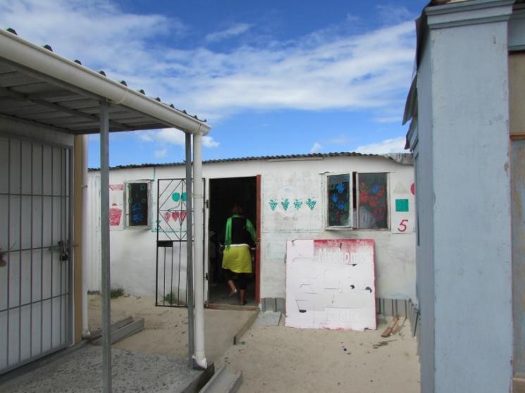 Msombomvu Creche and Educare Khayelithsa Msombomvu, som ligger i en annan del av Khayelitsha, leds av rektor Connie Mase. Här går det ca 90 barn från 3 månader upp till 6 år.