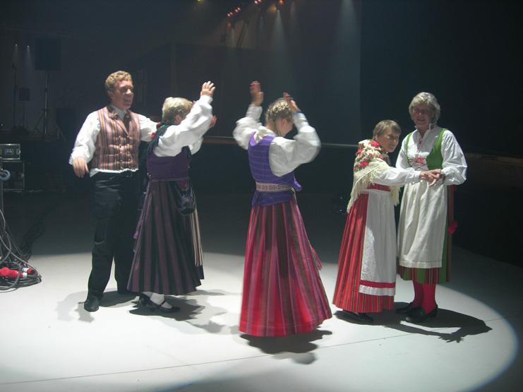 Fredag förmiddag shoppade vi i Lahtis (i 30 graders hetta). På kvällen hade vi ett VI KAN samkväm där vi fick lära oss danser från de olika nordiska länderna.