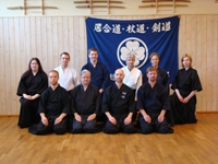 Gradering i Skellefteå 2009 hos grannklubben Shimbukan. Robin Gyllengahm och Anders Olofsson graderade till 3-kyu iaido. Anders Lindberg graderade till 2-kyu iaido.