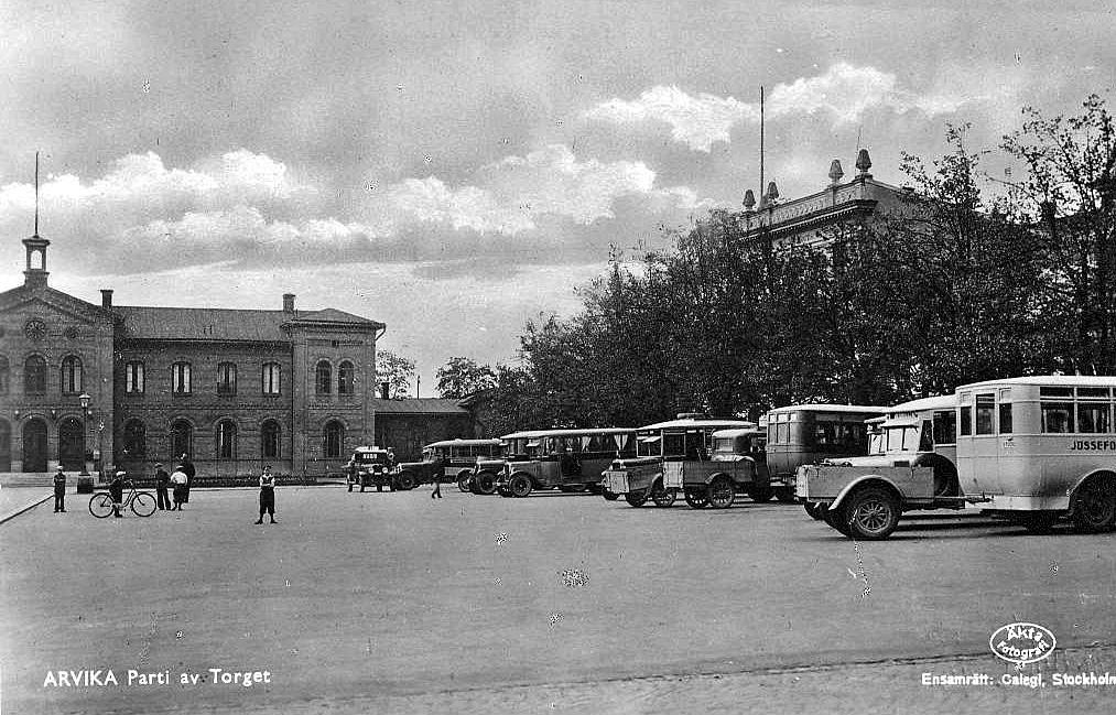 Busstrafik 1922-1991 Den första busslinjen i Arvika startades 1922 till Gunnarskog. Den följdes ganska snart av linjer till Töcksfors och Bogen.