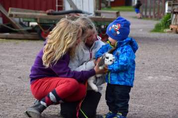 4H-klubben Skälby 4H-klubb har funnits sedan 1971 och dess styrelse ansvarar för driften av Skälby 4H-gård. 2014 hade föreningen 205 medlemmar.