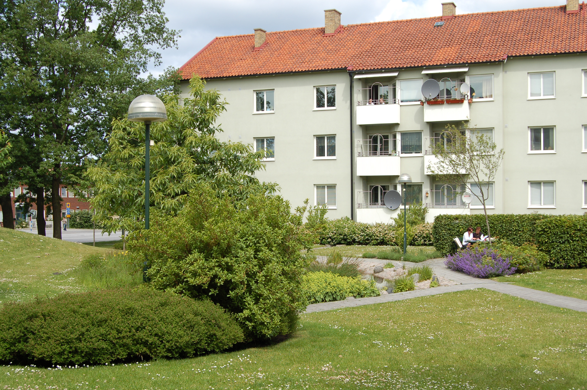 LANDSKAP TRÄDGÅRD JORDBRUK Rapportserie LANDSKAP TRÄDGÅRD JORDBRUK Rappo r t s MKB erie Vegetation på Fastighets AB:s bostadsgårdar Inventering av växttekniska problem Elisabeth Lindkvist