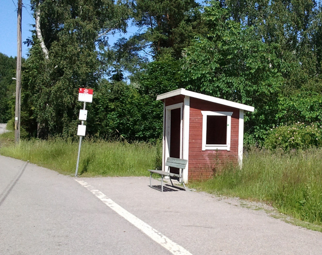 Eldtomta Eldtomta handel ligger direkt väster om väg 569. Från väg 569 sträcker sig en väg söderut till Eldtomta strand. Vägarna i området är enskilda/samfällda och sköts genom en vägförening.