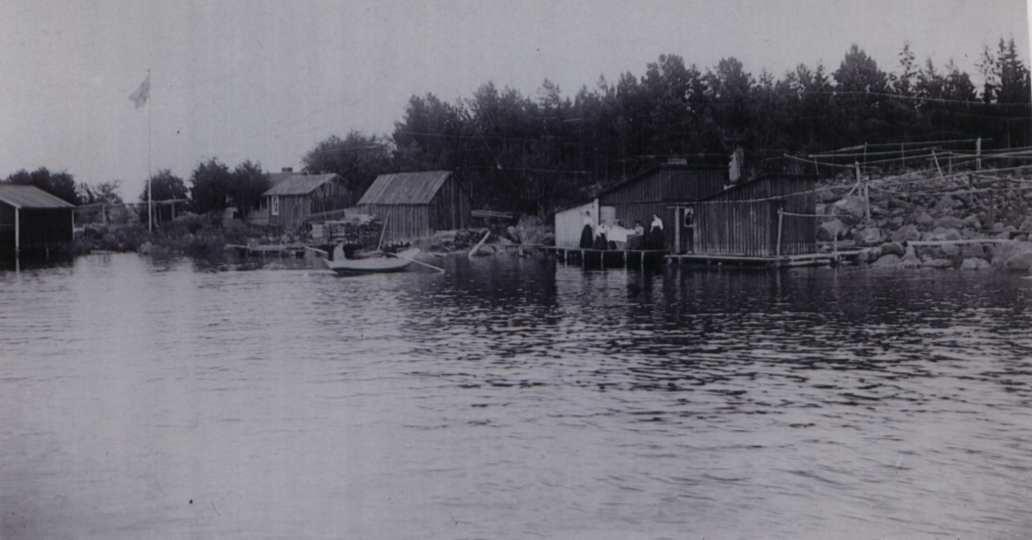 MEDLEMSBLAD FÖR FORSKARFÖRENINGEN ALIR, SÖDERHAMN MED OMNEJD. Årgång 30, nummer: 3 september 2013 Bild från Söderhamns skärgård, Sionsviken på Grimsön, omkring 1920. Foto privat.