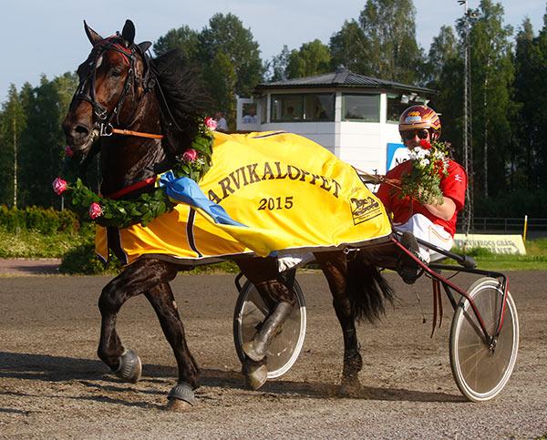 LOPP 3 ARVIKA LOPPET ARVIKA KOMMUN S LOPP DUBBELCUPEN SEGRARE LOPP 3 MJÖLNER KOMET JAN ROAR MJÖLNERÖD Svenska och norska kallblodiga 100.001-800 000 t/ 500.001 2500Volt 1.