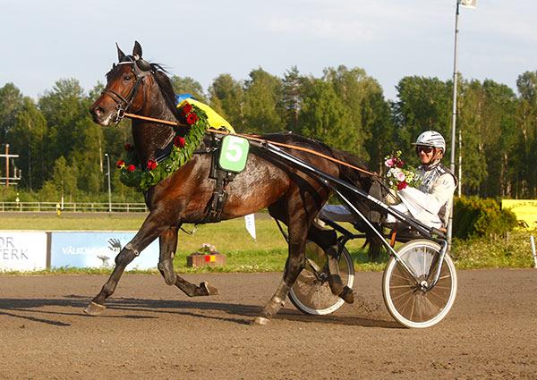 LOPP 4 ARVIKA JUBILEUMSLOPP SEGRARE LOPP 4 GLOBAL OFFSHORE MAGNUS JAKOBSSON Lägst 375.001 1700m auto 1. 5 Global Offshore Magnus Jakobsson 5/1700 1,12,4a 2. 4 Circles Dagfinn Aarum 4/1700 1,12,7a 3.