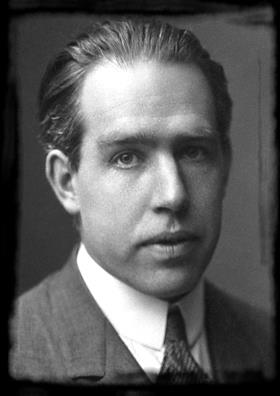Niels Bohr, 1885-1962, dansk fysiker som 1913 för första gången presenterar en modell av en atom.