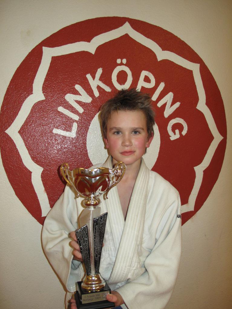 Martin Qvigstad svensk ungdomsmästare i Judo 2009! Efter ungdoms-sm i Borlänge 091206 har Linköping JK fått en ny svensk mästare i klassen P15-38 kg (pojkar under 15 år med maxvikt 38 kg).