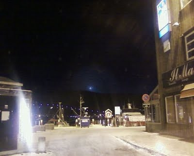 Video 1: Amatörvideo http://www.youtube.com/watch?v=cxa0asq2ydg Video 2: Fler amatörvideor (sammanställning) http://www.youtube.com/watch?v=iznj9yi4ud0 Video 3: Nyhetssändning från Norge (TV2) http://www.